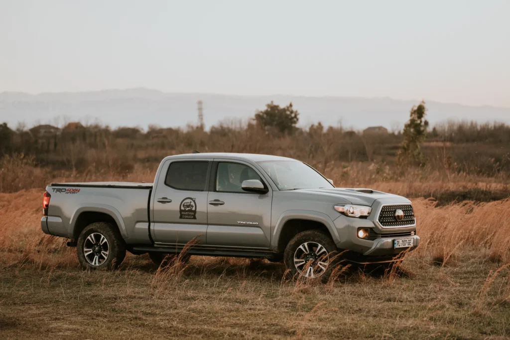 Toyota Tacoma z namiotem dachowym